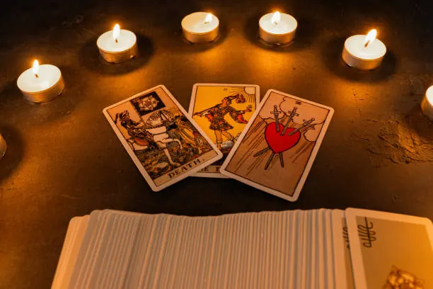 Cartas de tarot dispuestas sobre la mesa de consulta